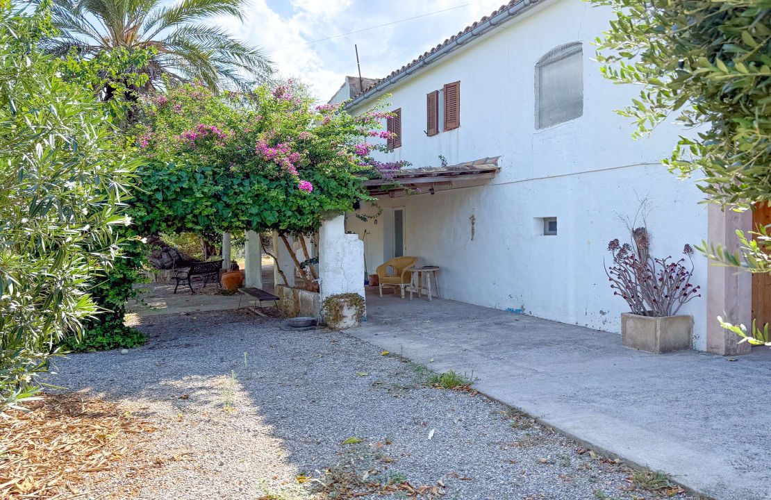 Country house with holiday rental license in Puerto Pollensa Mallorca with project to build a new house with pool
